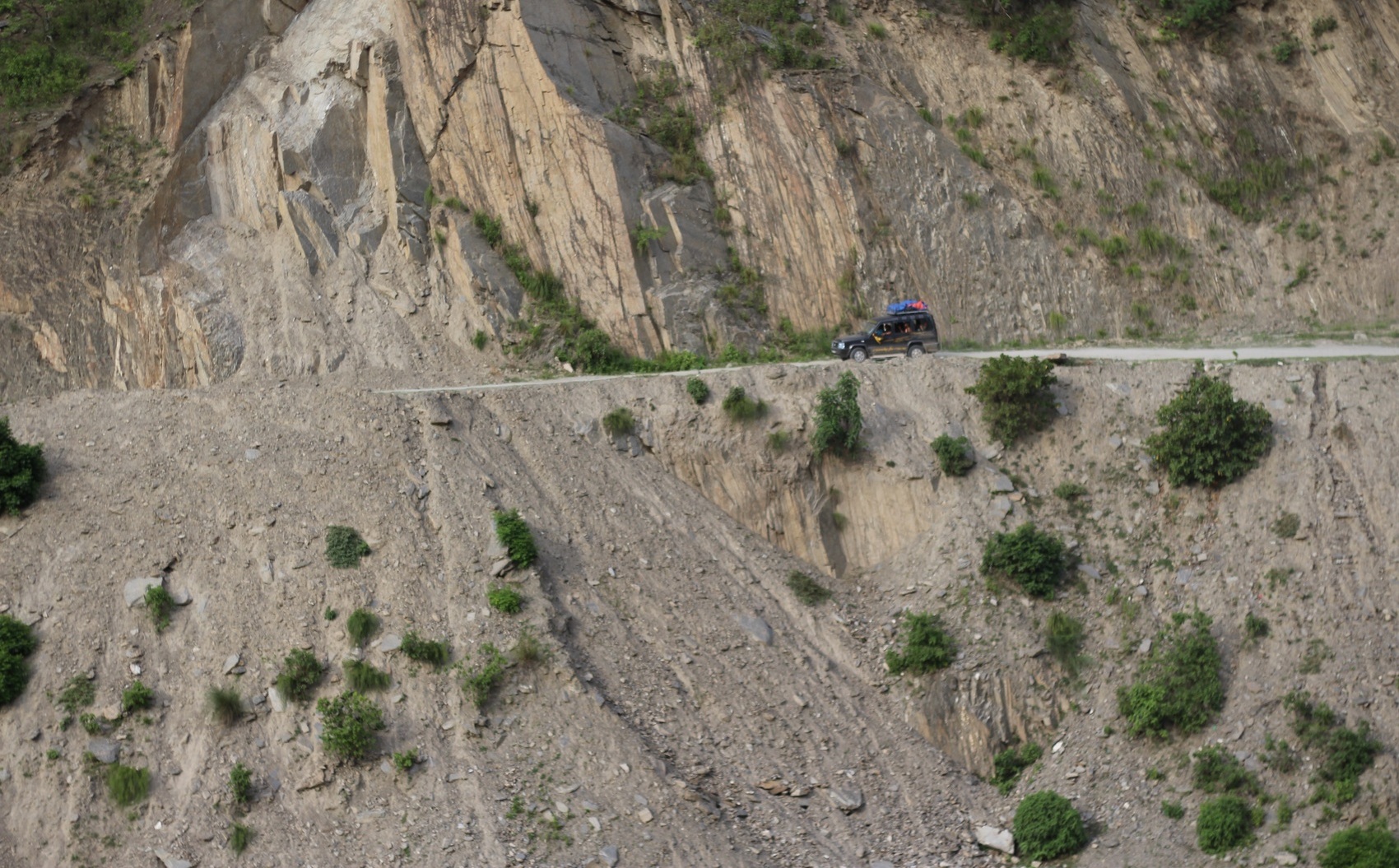 4x4 on Himalaya Road - photo by Emerson Standish